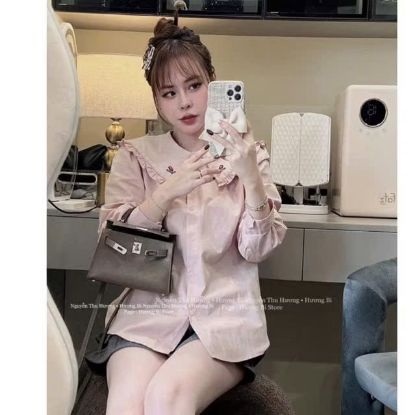 Ảnh của Áo sơ mi cổ bèo thêu hoa