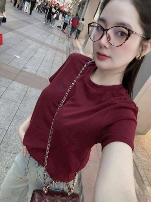 Ảnh của Áo phông đỏ thêu ngựa