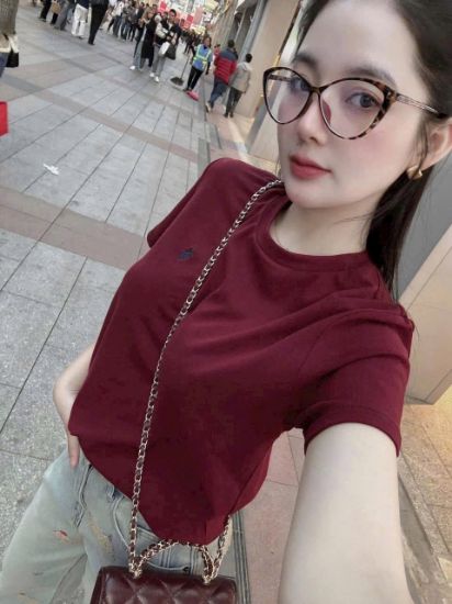 Ảnh của Áo phông đỏ thêu ngựa