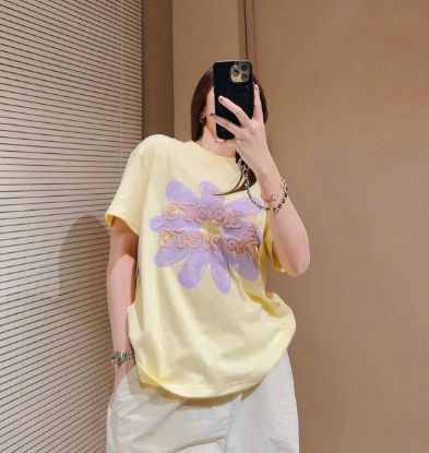 Ảnh của Áo phông vàng hoa tím