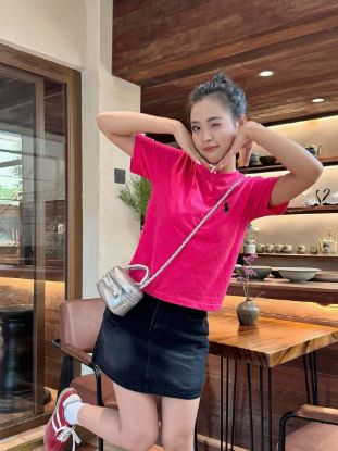 Ảnh của Áo phông díp hồng thêu ngựa