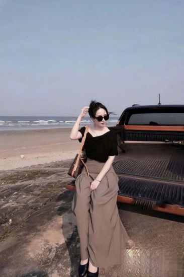 Ảnh của SET NÂU QUẦN LI ỐNG RỘNG MIX ÁO TIM LỆCH VAI