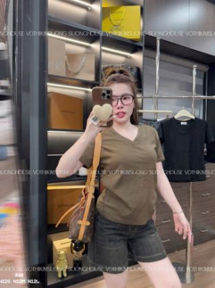 Ảnh của Áo phông cổ tim màu rêu